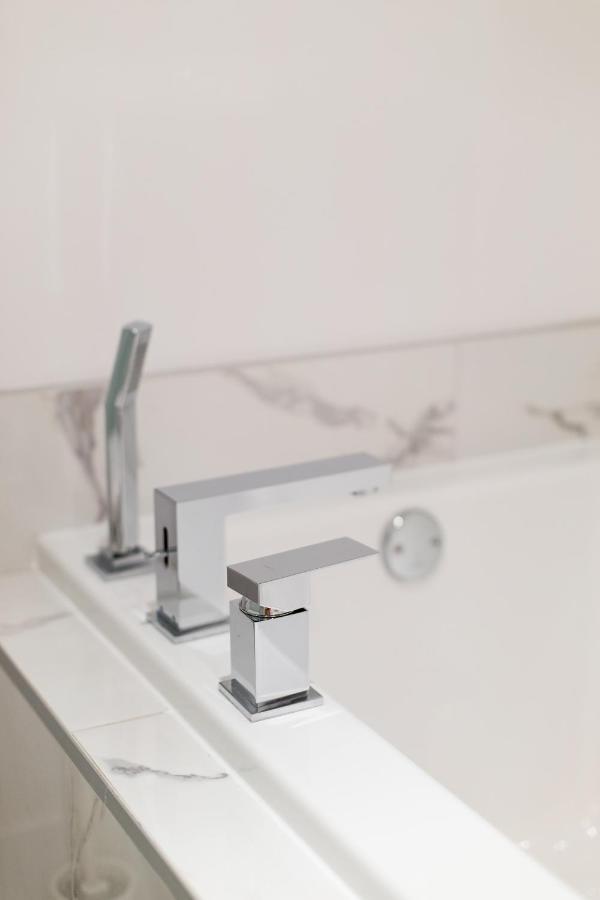 Hip, Stylish Apartment In Little Italy By Den Stays A モントリオール エクステリア 写真